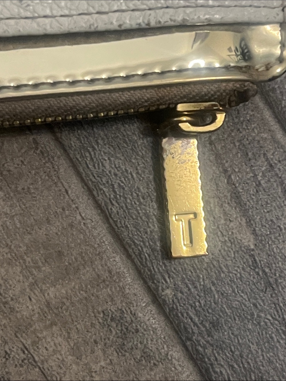Ted Baker White Pebbled Leather Zip Card Case with Gold Plaque Accent - Picture 9 of 14